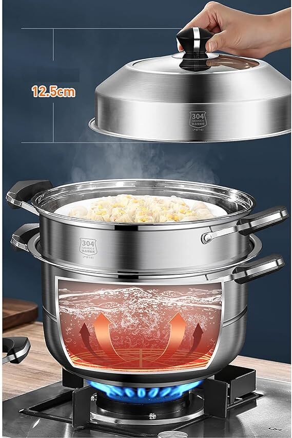 Animated illustration of even heat distribution in a 32cm stainless steel steamer pot placed on a gas stove, highlighting its efficient SUS304 material.