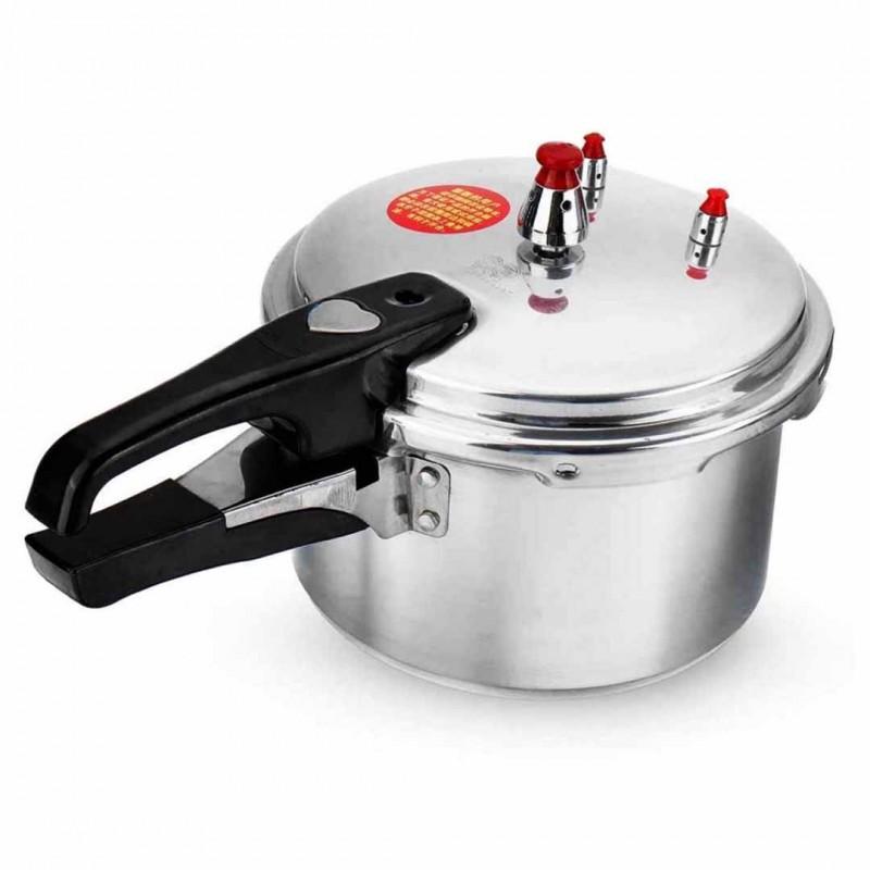7L Imported Pressure Cooker cooking on a gas stove, showing energy-efficient, fast cooking.