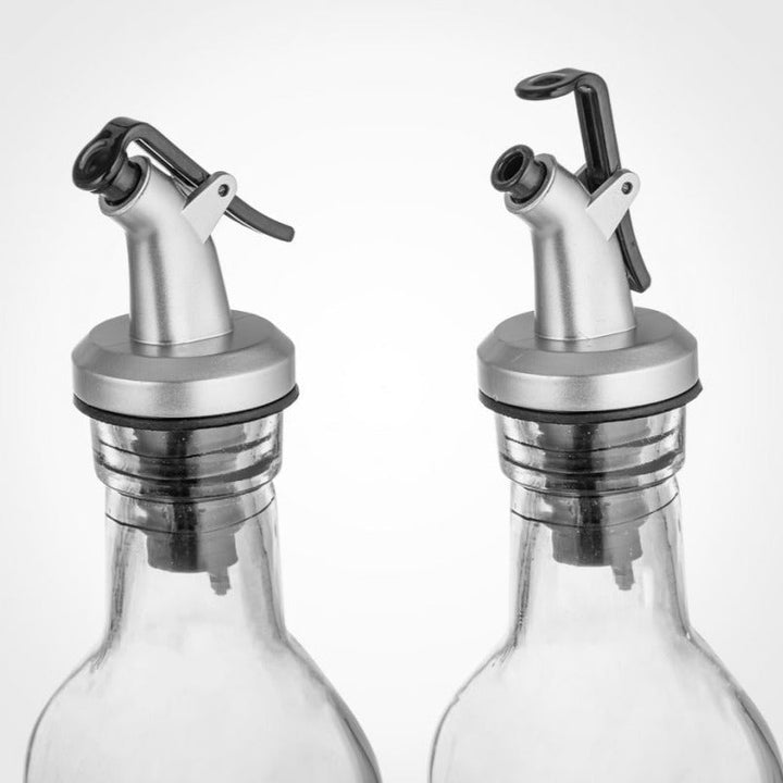 Close-up of the oil bottle lid with easy-pouring feature for direct oil dispensing, highlighting its functional design.